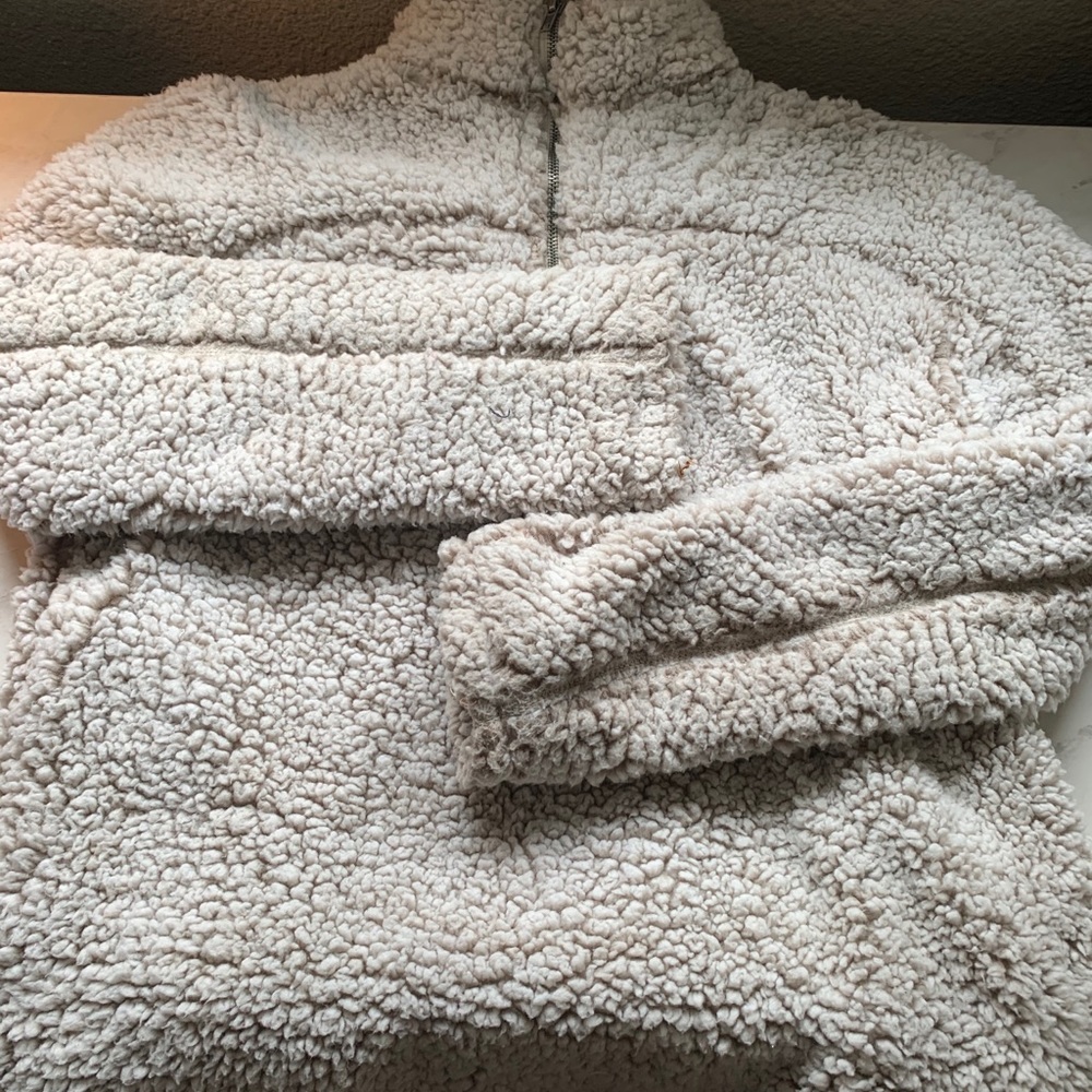 Universal Thread fuzzy jacket